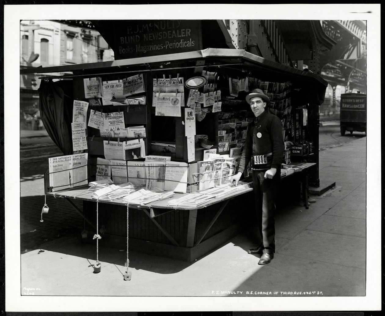 1926年ニューヨークの3番街と42番街の北東隅にあるスタンドにいるブラインドニュースディーラーPJマクナルティ（銀ゼラチンプリント） 作： バイロンカンパニー