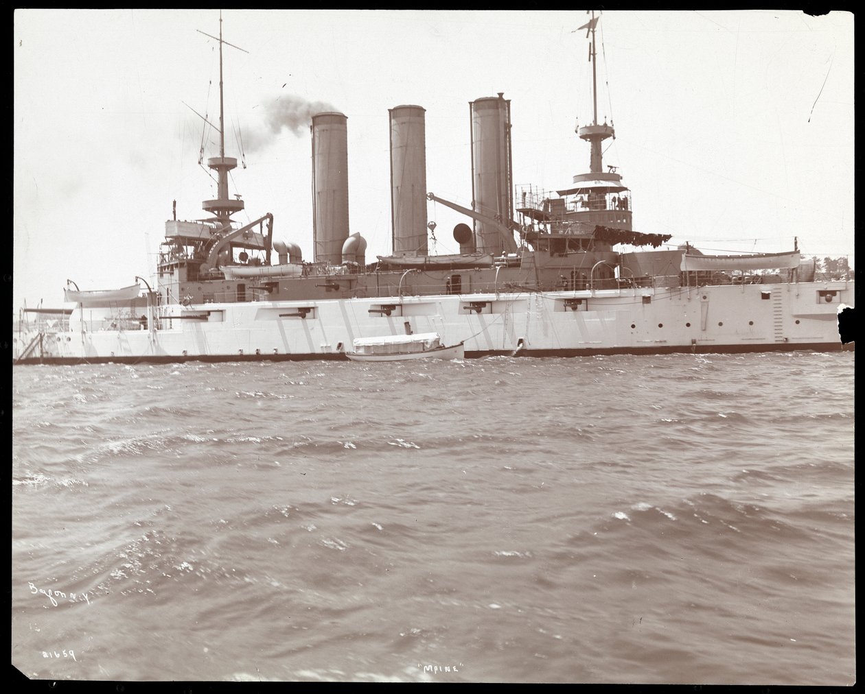 USSメインのブロードサイドビュー、1906年（銀ゼラチンプリント） 作： バイロンカンパニー