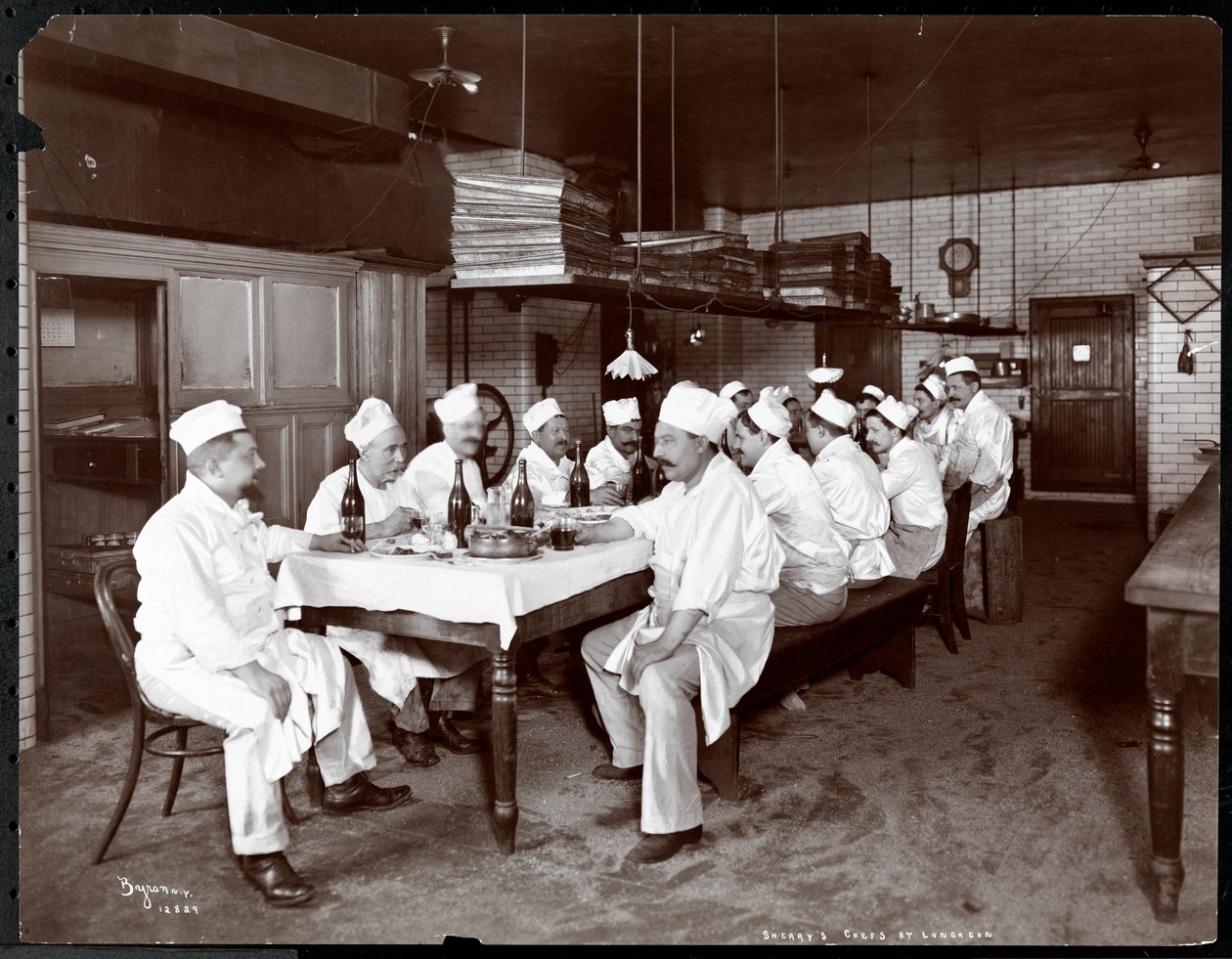 1902年ニューヨークのシェリーズレストランでランチを食べるシェフたち（銀ゼラチンプリント） 作： バイロンカンパニー