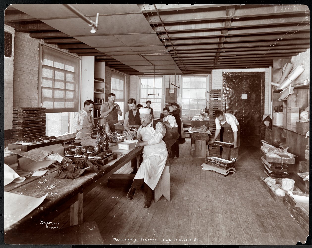 Maillard&39;s Chocolate Manufacturers、116-118 West 25th Street、New York、1902（シルバーゼラチンプリント）のキッチンでイースターエッグとひよこを飾るコック 作： バイロンカンパニー