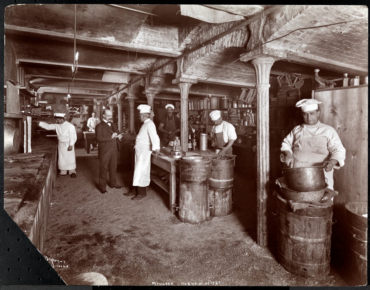 Maillard&39;s Chocolate Manufacturers、116-118 West 25th Street、ニューヨーク、1902年にキッチンで働く料理人（シルバーゼラチンプリント） 作： バイロンカンパニー