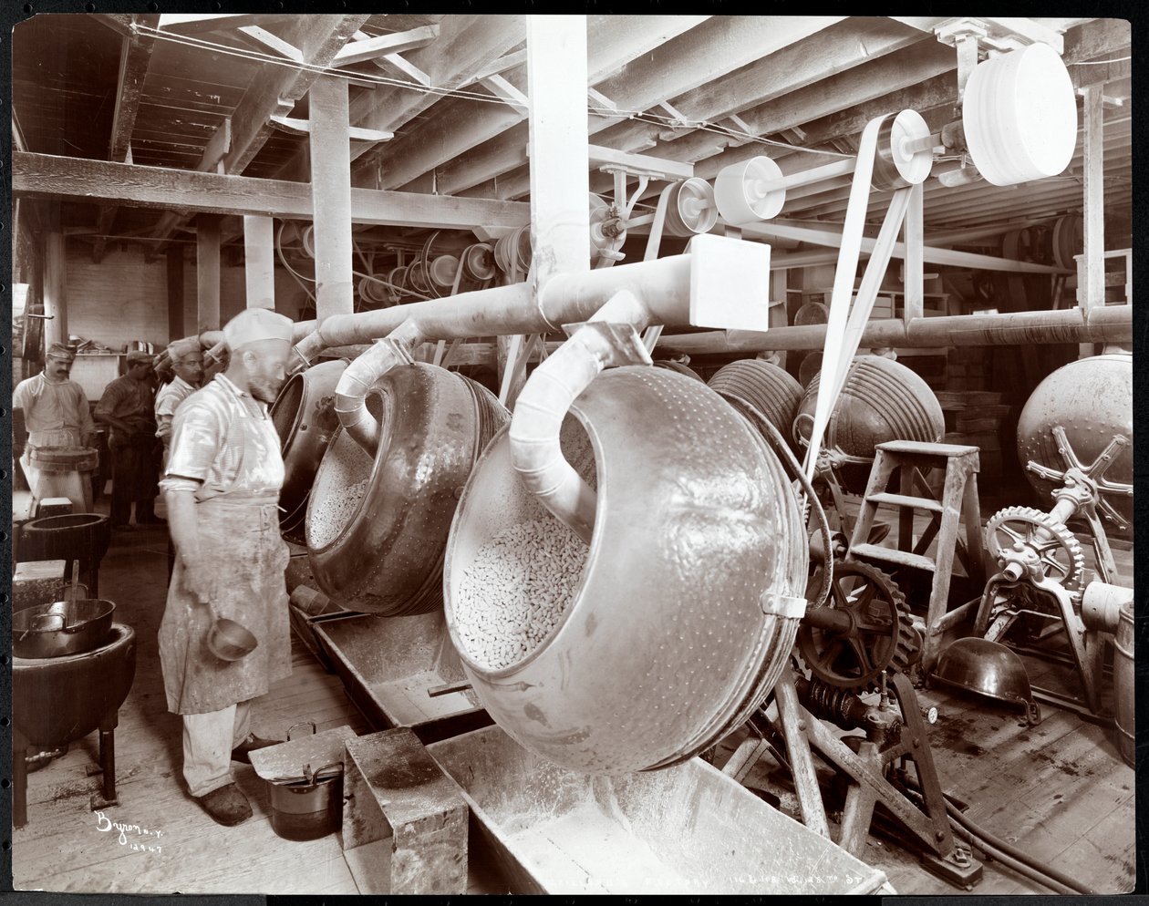 Maillard&39;s Chocolate Manufacturers、116-118 West 25th Street、ニューヨーク、1902年にキッチンで働く料理人（シルバーゼラチンプリント） 作： バイロンカンパニー