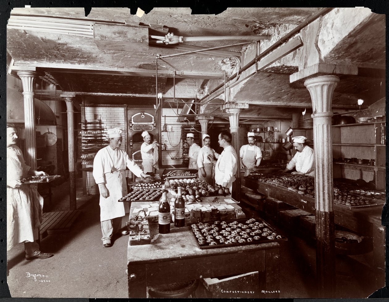 Maillard&39;s Chocolate Manufacturers、116-118 West 25th Street、ニューヨーク、1902年にキッチンで働く料理人（銀ゼラチンプリント） 作： バイロンカンパニー