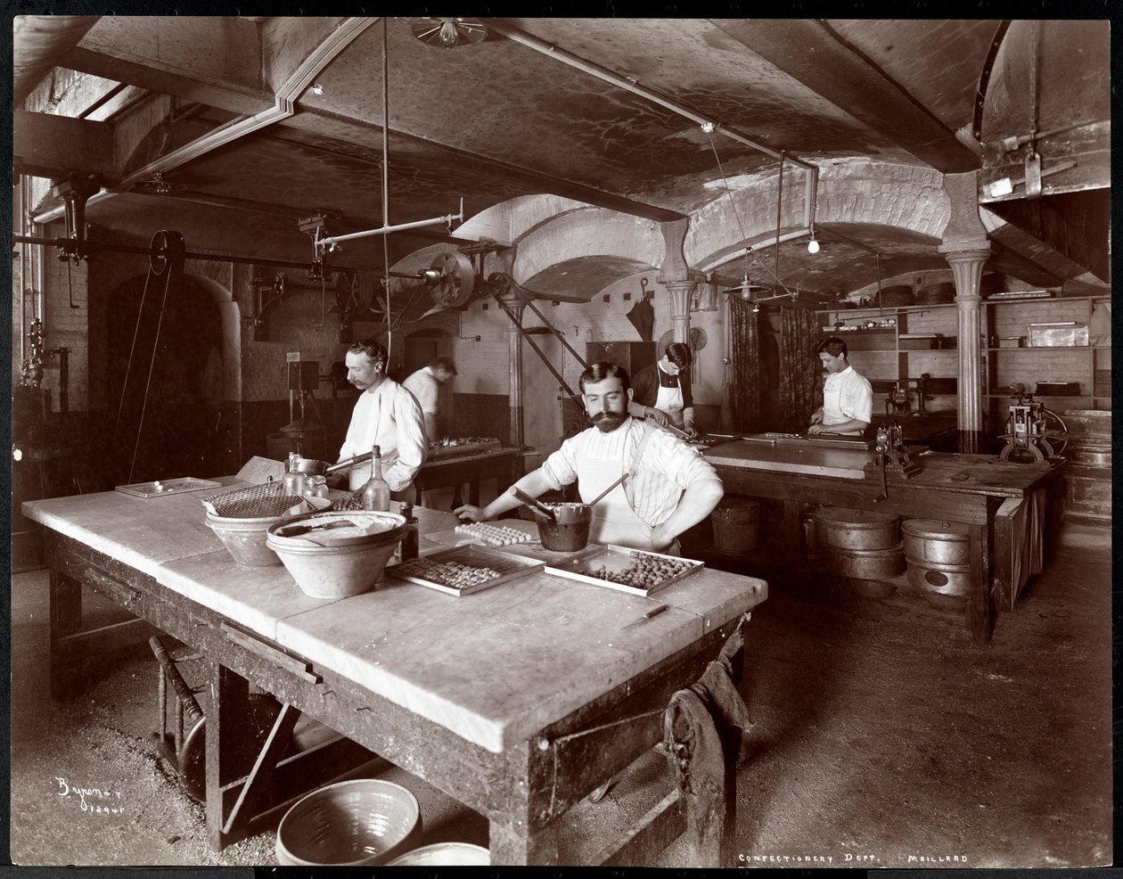 Maillard&39;s Chocolate Manufacturers、116-118 West 25th Street、ニューヨーク、1902年にキッチンで働く料理人（シルバーゼラチンプリント） 作： バイロンカンパニー