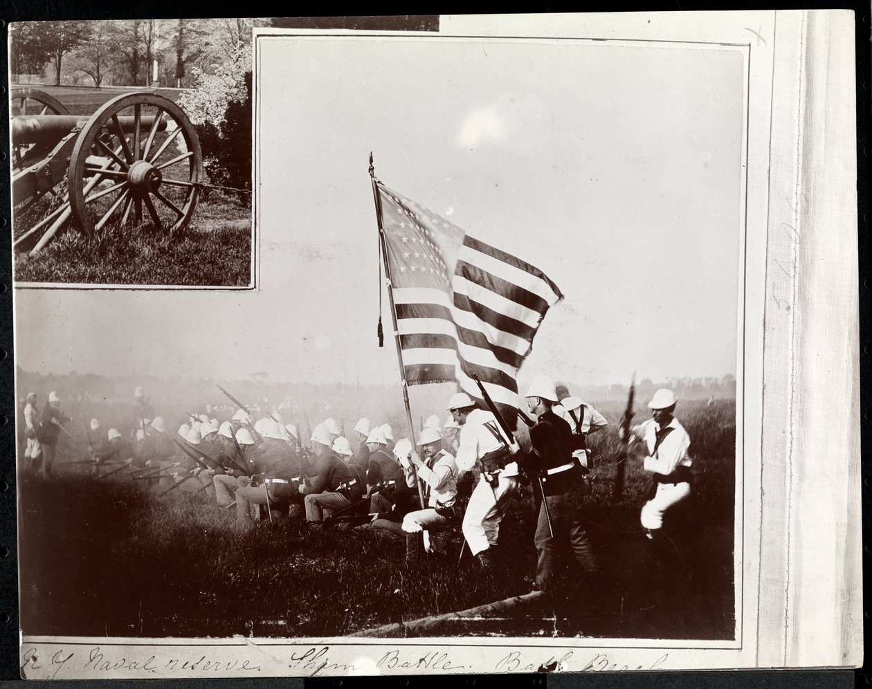 1895年にニューヨークのフィッシャーズアイランドにある海軍保護区の2つの画像を含む、以前のスクラップブックページのコピー写真（銀ゼラチンプリント） 作： バイロンカンパニー