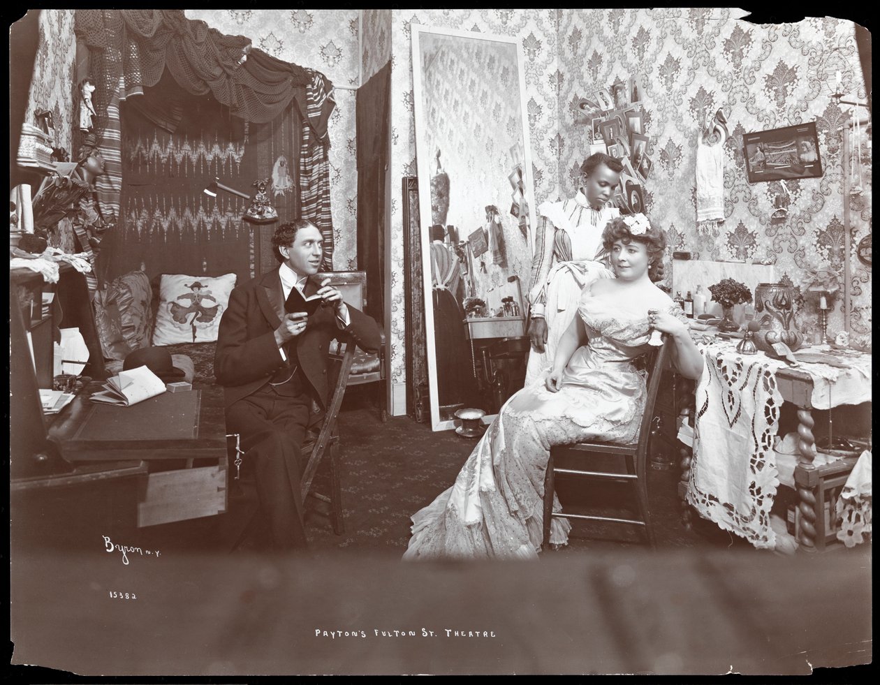 1903年、ニューヨークのフルトンストリートシアターでのコルセペイトンと妻（銀ゼラチンプリント） 作： バイロンカンパニー