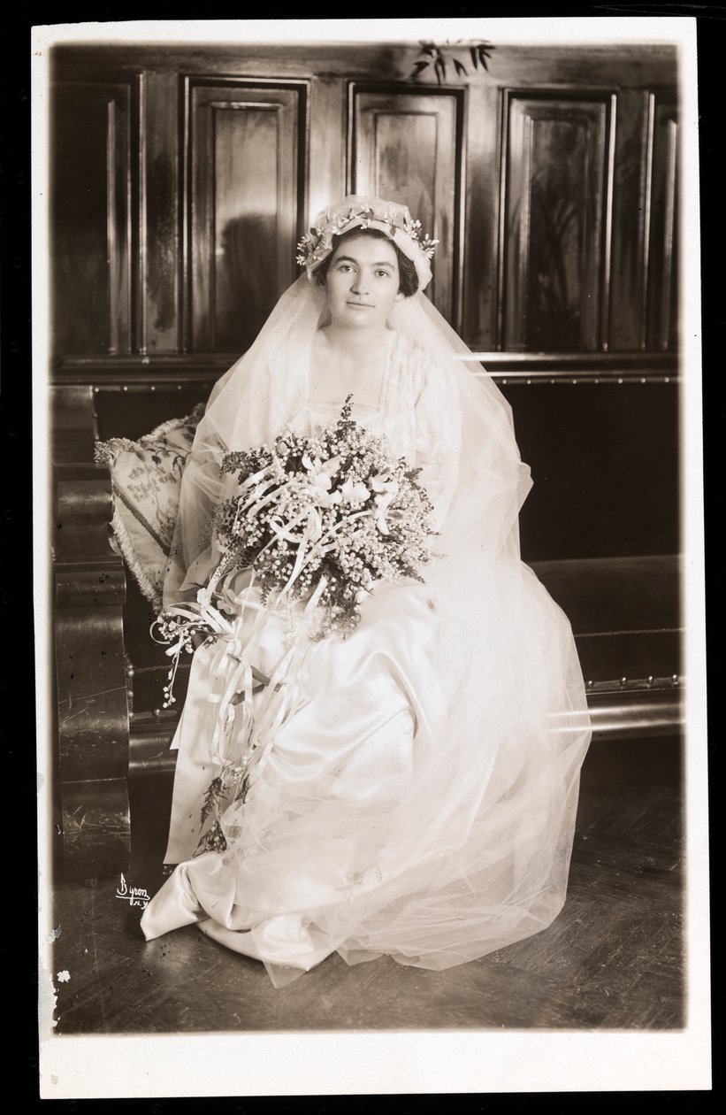 ジェイコビー博士の娘、1915-16年、ニューヨークのウェディングドレスに着席（シルバーゼラチンプリント） 作： バイロンカンパニー