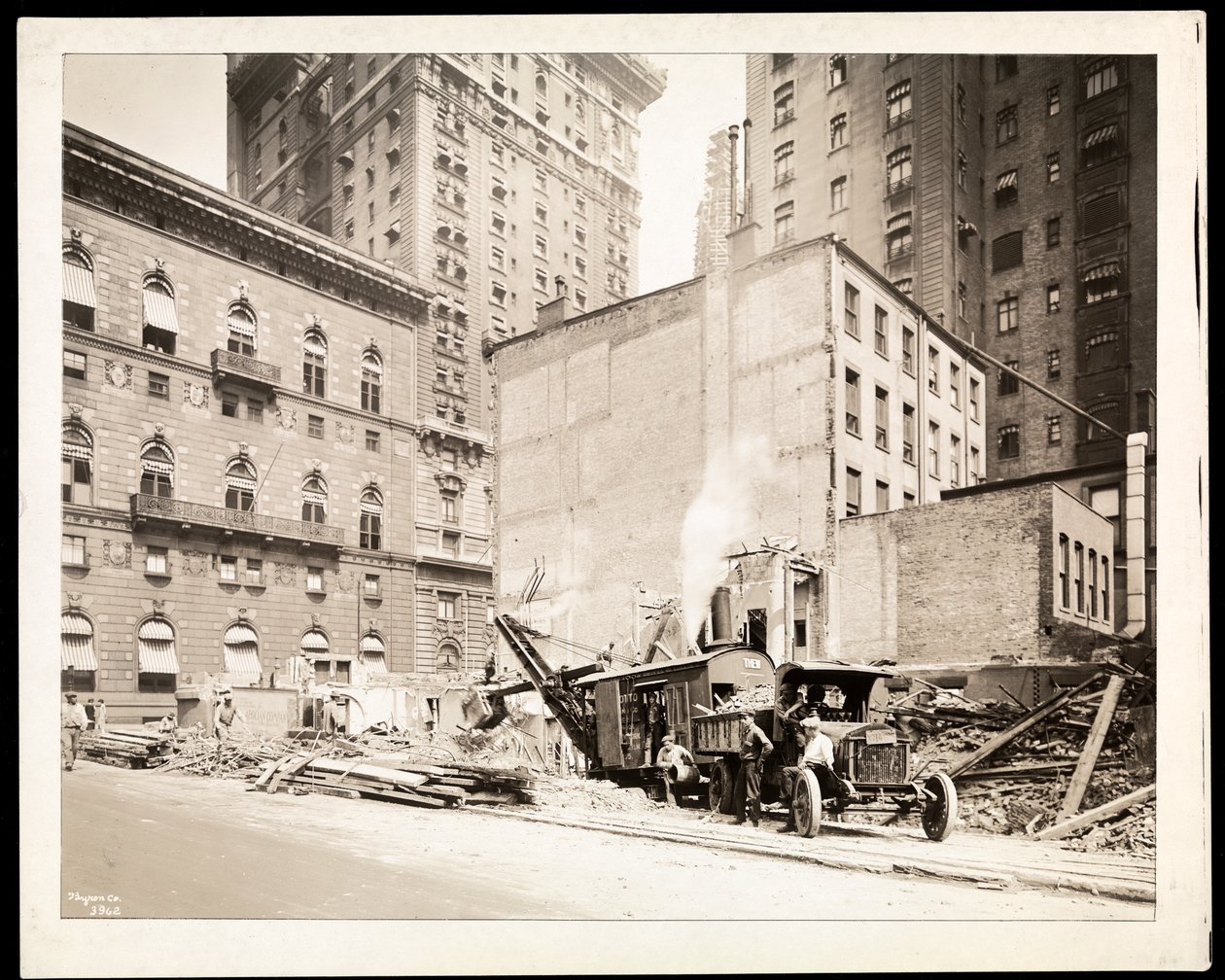 1925年ニューヨークの5番街と54番街にあるエオリアン社の建物の建設現場での発掘調査（銀ゼラチンプリント） 作： バイロンカンパニー