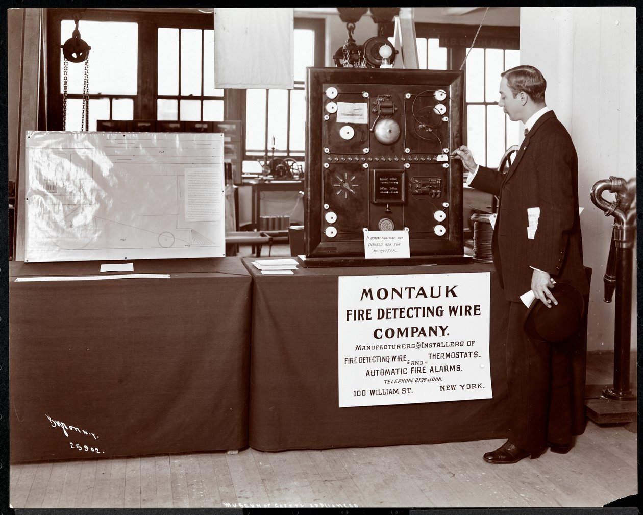 モントーク火災探知線社による火災検知システムの展示。1908年、ニューヨークのアメリカ社会福祉研究所の安全機器博物館で展示されました（銀ゼラチンプリント） 作： バイロンカンパニー