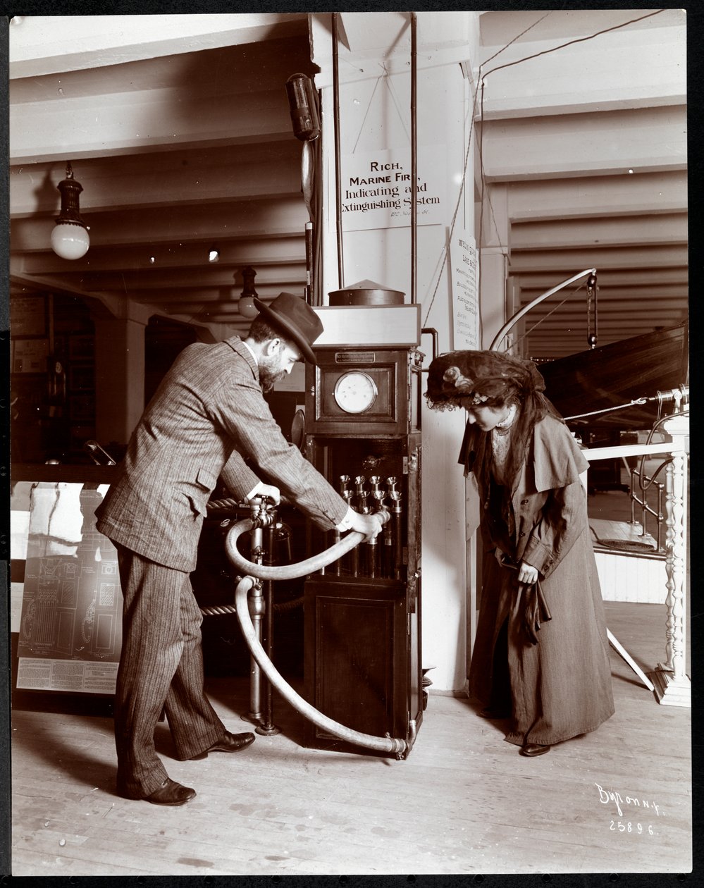 1908年ニューヨーク社会福祉研究所の安全機器博物館にあるコストンシグナル社の展示（銀ゼラチンプリント） 作： バイロンカンパニー
