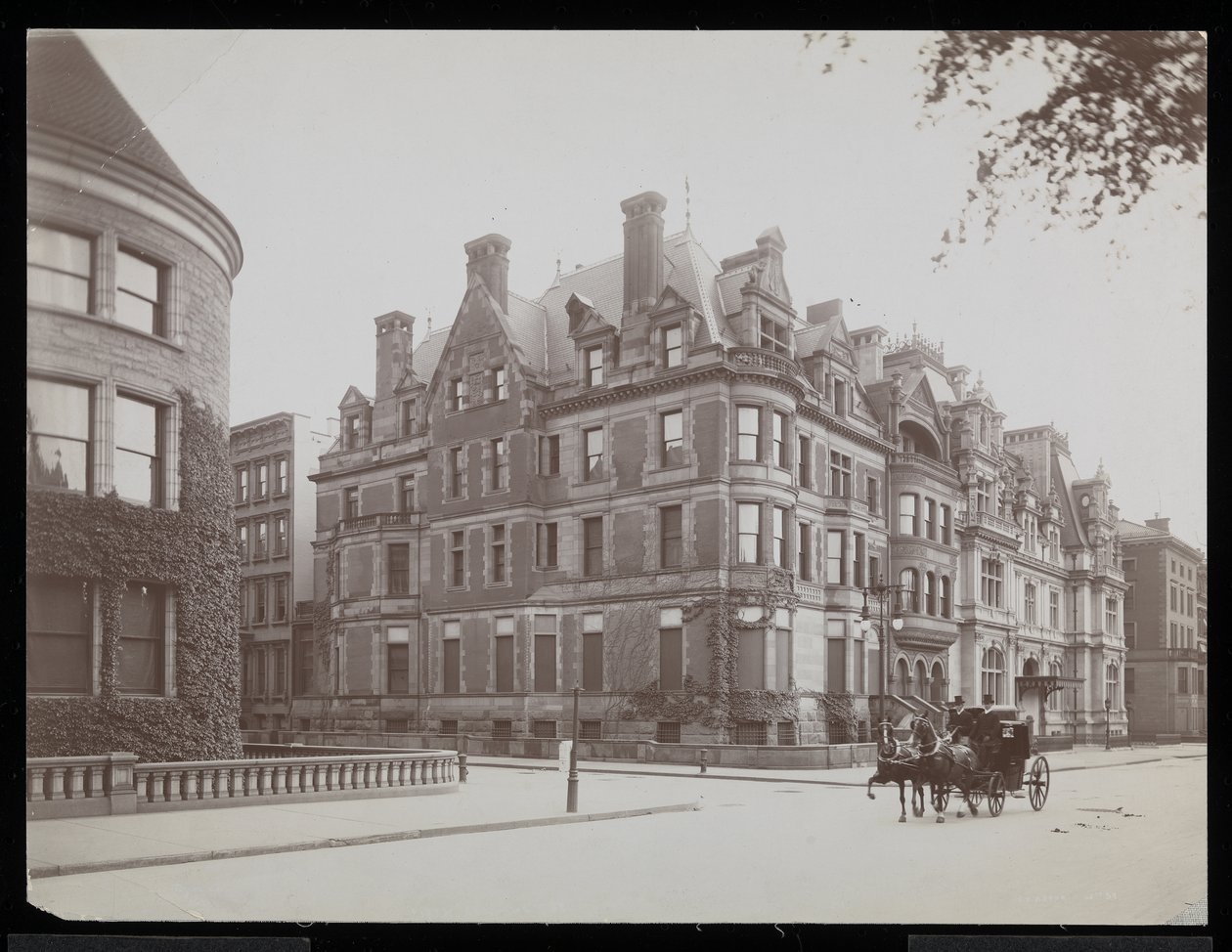 Fifth Ave.、66th St.、JJ Astor、65th St.、ニューヨーク、1901-02（銀ゼラチンプリント） 作： バイロンカンパニー
