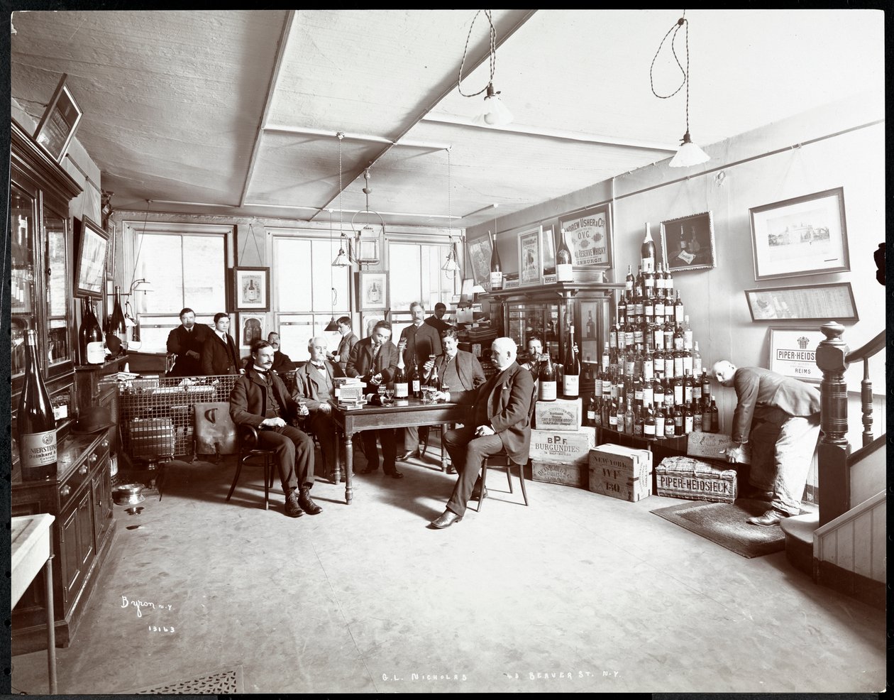 GLニコラスでワインを飲む男性のグループ、ワインおよび酒屋、43ビーバーストリート、ニューヨーク、1895（銀ゼラチンプリント） 作： バイロンカンパニー