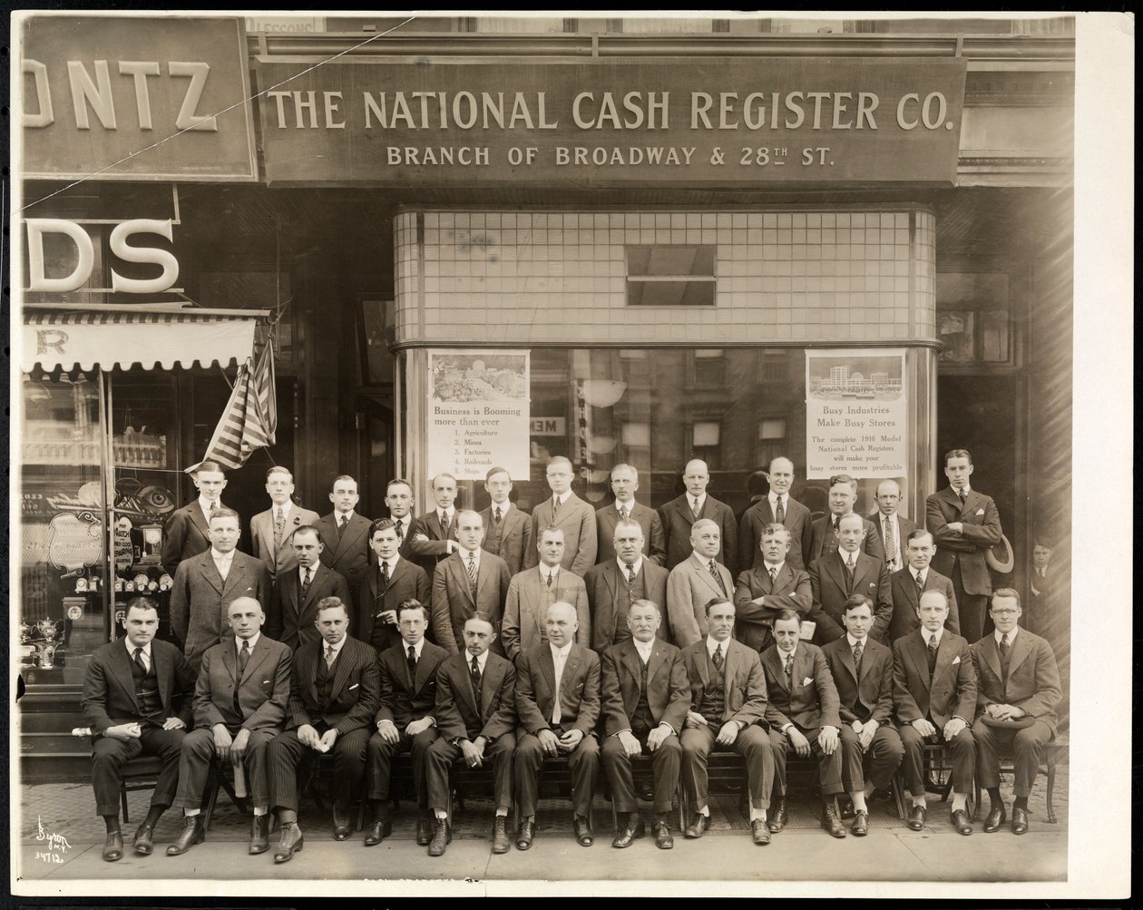 1916年にニューヨークのブロードウェイと28番街の支店の前でポーズをとったNational Cash Register Co.の男性のグループ（シルバーゼラチンプリント） 作： バイロンカンパニー