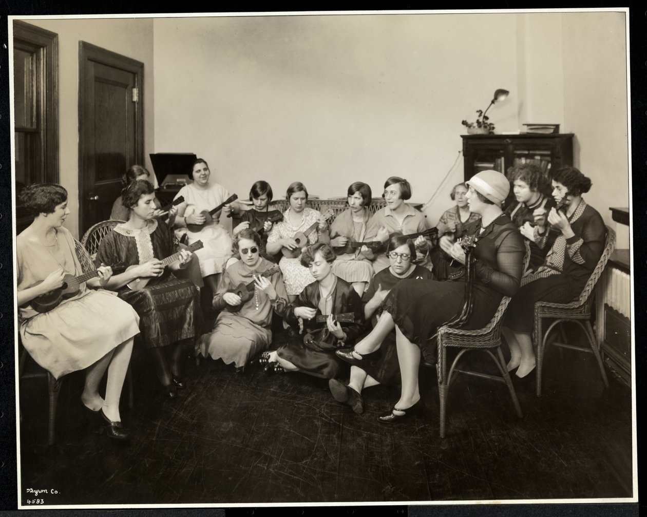 ニューヨーク盲人協会でウクレレを演奏する若い盲目の女性のグループ、1926年ニューヨーク、111 East 59th Street、1926（銀ゼラチンプリント） 作： バイロンカンパニー