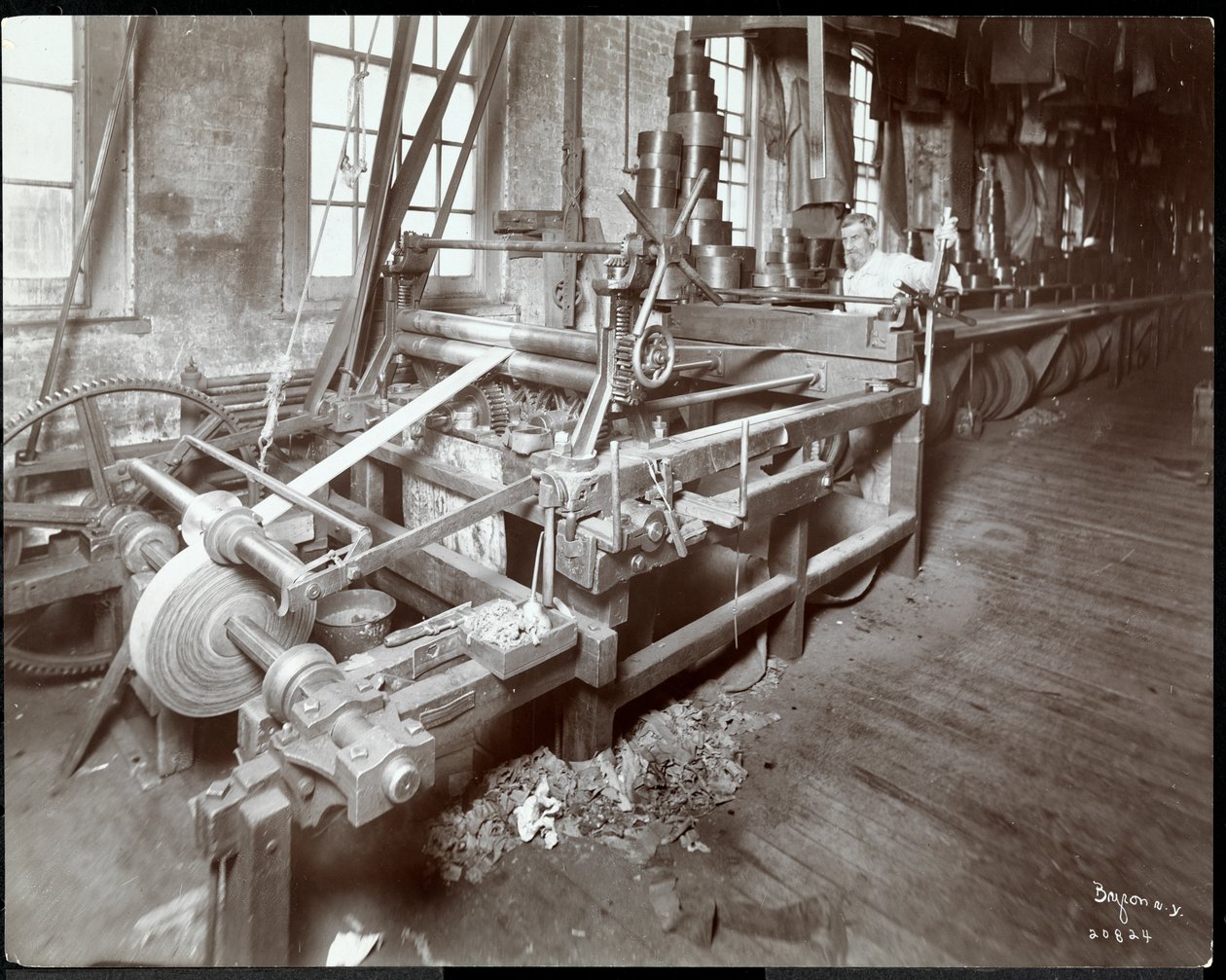 ニューヨークレザーベルト社、1906年にレザーを扱う男性の内部ビュー（シルバーゼラチンプリント） 作： バイロンカンパニー