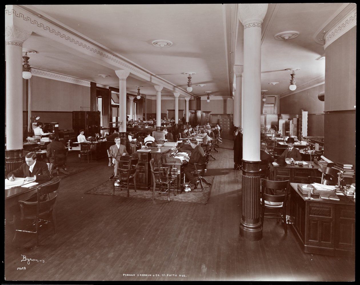 1905年頃、ニューヨークの72 5th AvenueにあるGoodwin und Co.のパーキンスのオープンオフィスフロアの内部ビュー（銀ゼラチンプリント） 作： バイロンカンパニー