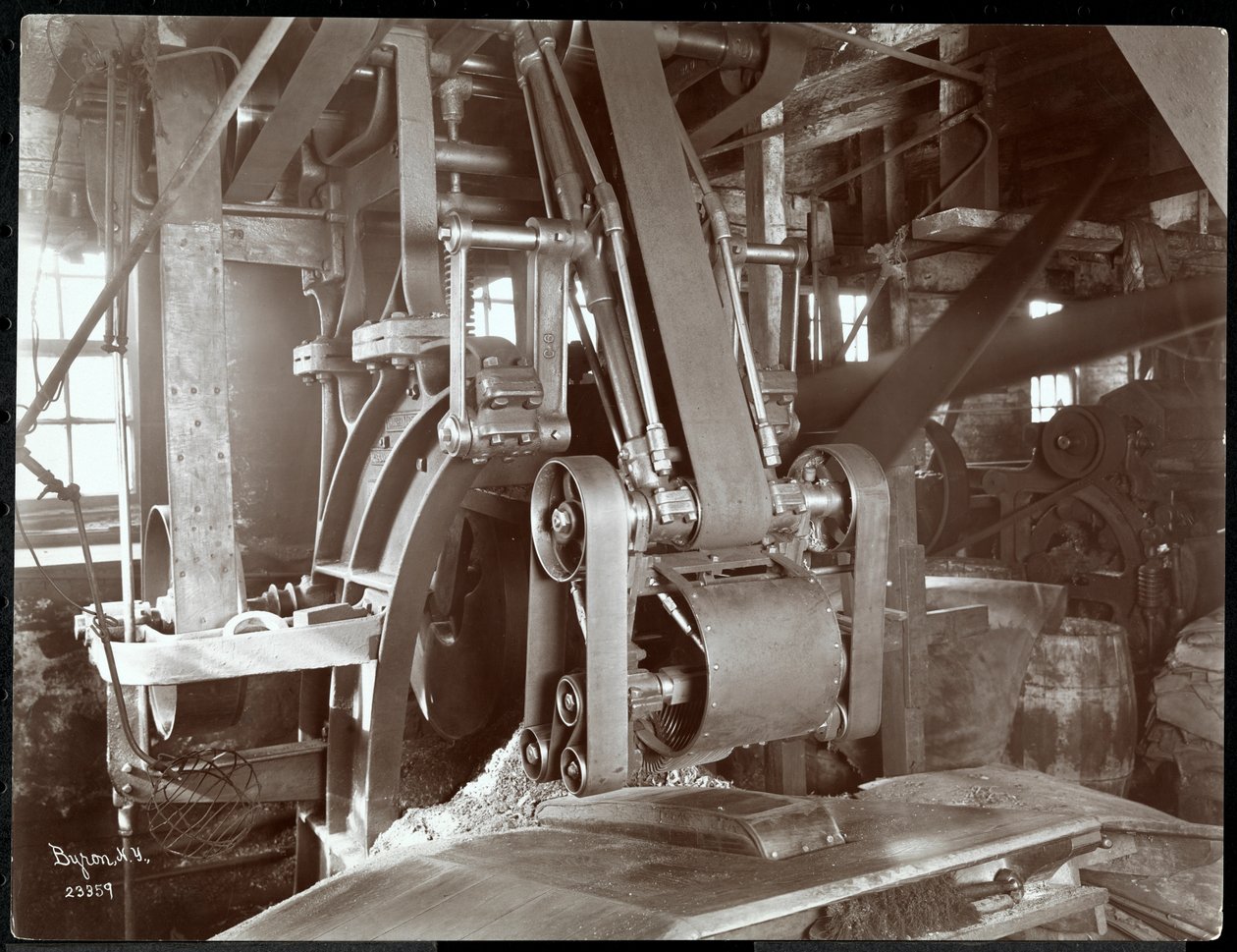 1906年ニューヨークレザーベルト社の大型ベルト駆動機械設備の内部ビュー（銀ゼラチンプリント） 作： バイロンカンパニー
