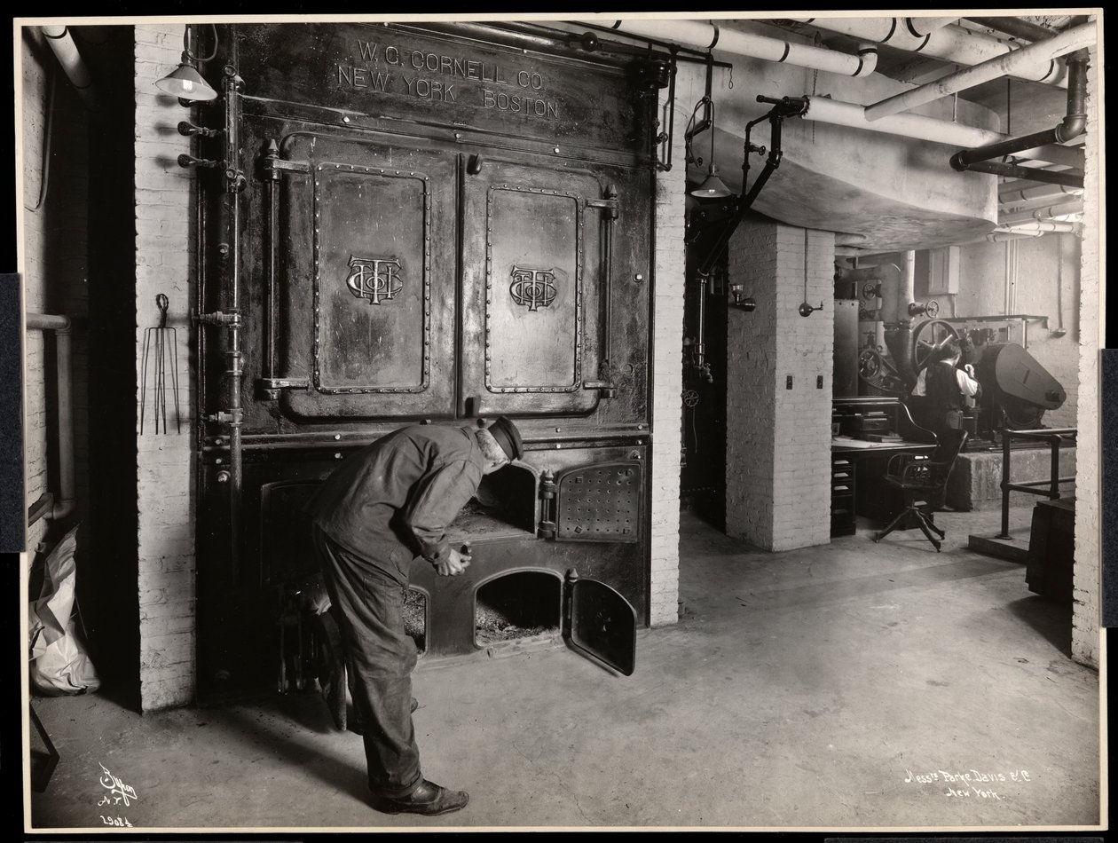 1910年にニューヨークのハドソンウントヴェストリーストリートにある化学者、パーク、デービスウント社のファーマールームで働いている男性の内部ビュー（銀ゼラチンプリント） 作： バイロンカンパニー