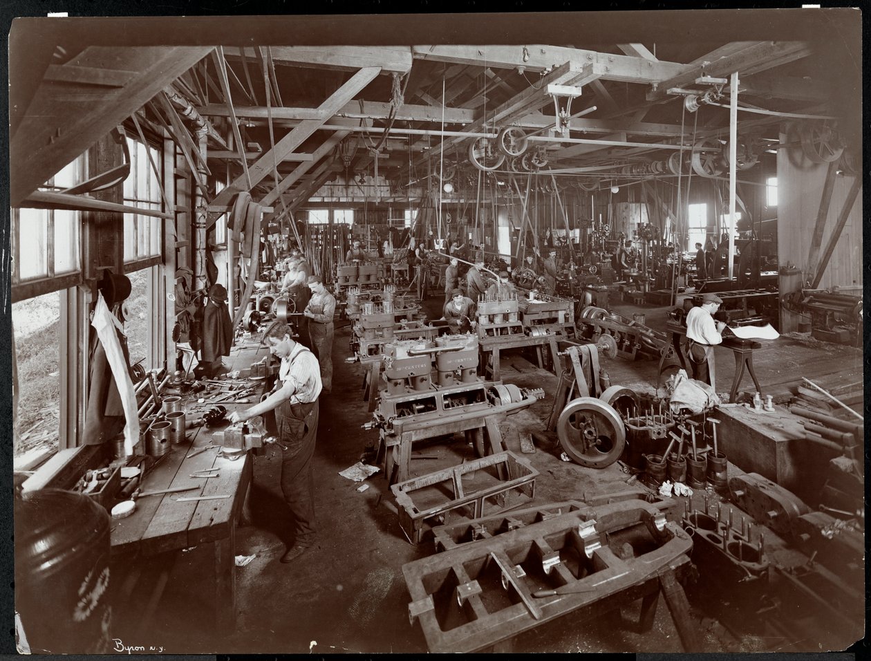 ニューヨークヨットの内部ビュー、1905年ニューヨークのハーレム川にあるLaunch und Engine Co.（シルバーゼラチンプリント） 作： バイロンカンパニー