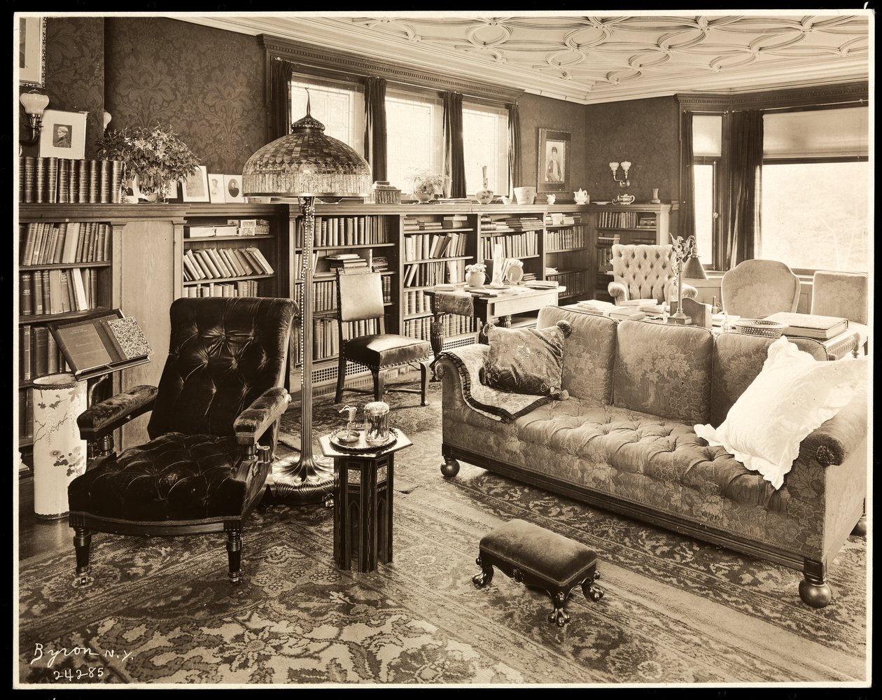 トーマスエジソンの家の図書館、1907年（銀ゼラチンプリント） 作： バイロンカンパニー
