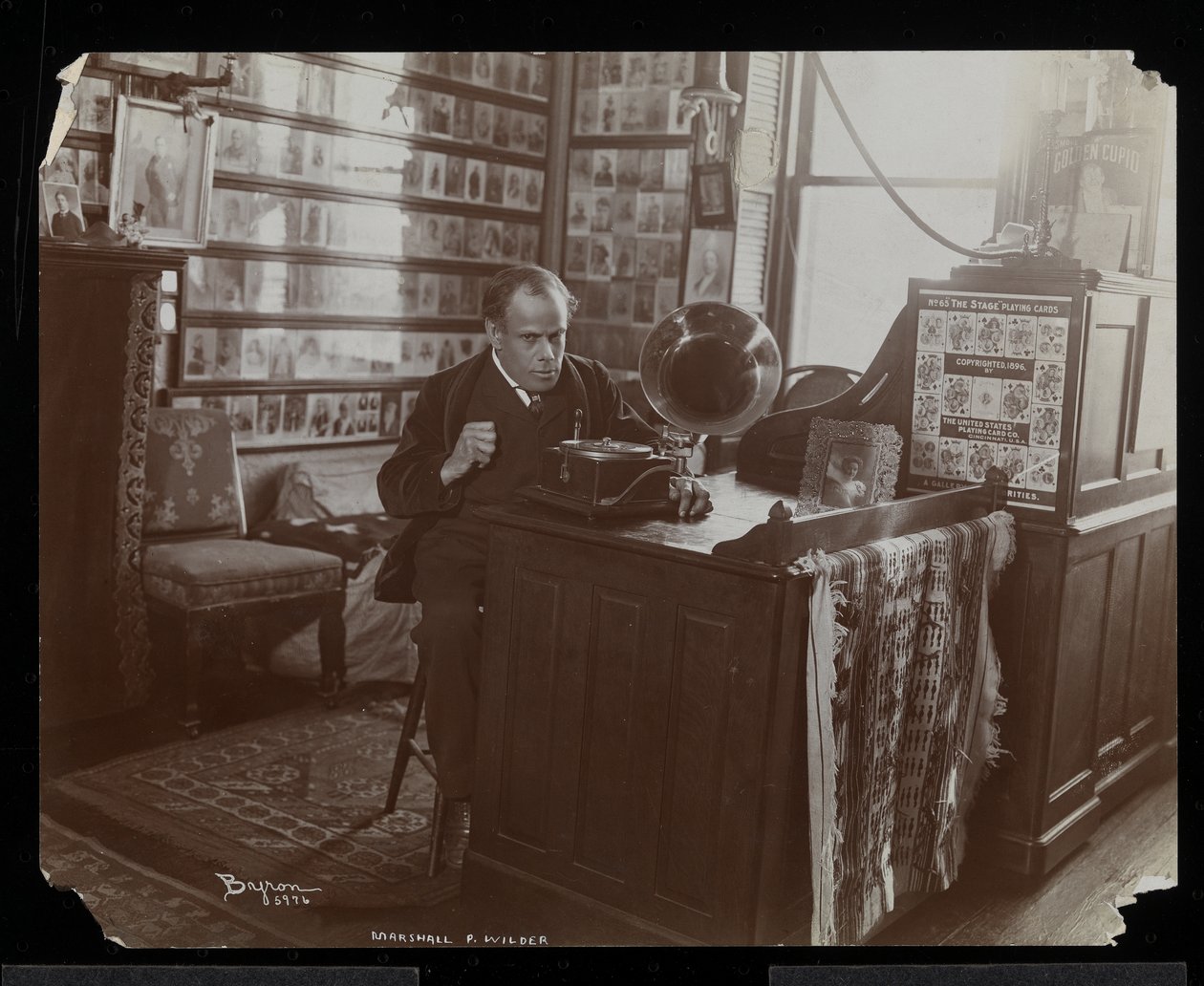 マーシャルP.ワイルダー、1898-99年に彼のオフィスでvictrolaのレコードを聴いている（シルバーゼラチンプリント） 作： バイロンカンパニー