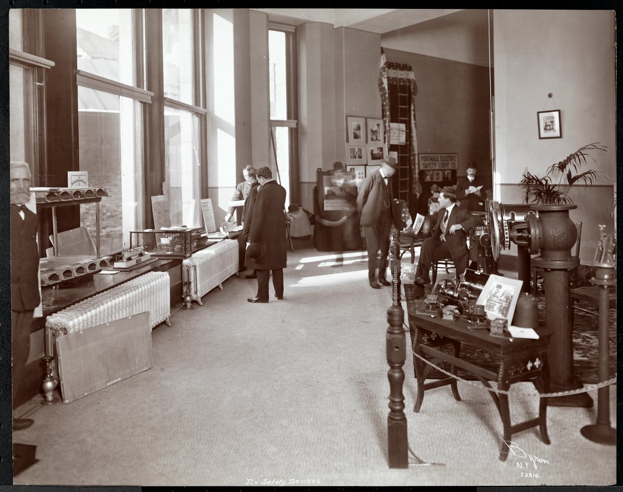 1906-07年にニューヨークのAmerican Institute of Social Serviceで安全装置の展示に参加した男性（銀ゼラチンプリント） 作： バイロンカンパニー