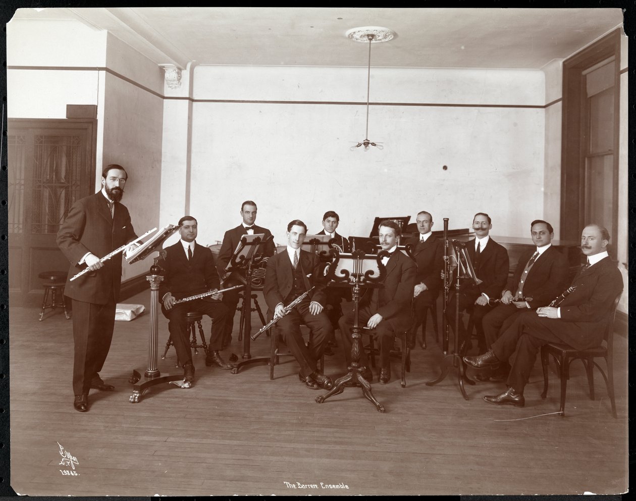 管楽器を演奏するバレルアンサンブルオーケストラの男性、1910年（銀ゼラチンプリント） 作： バイロンカンパニー