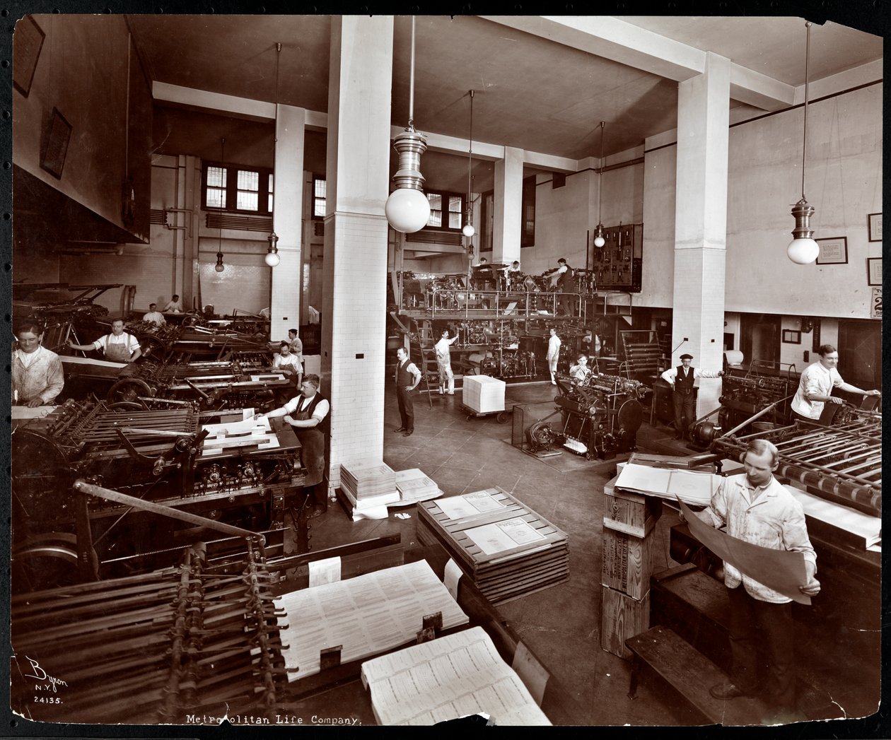 1907年、ニューヨークの23rd StreetとMadison AvenueにあるMetropolitan Life Insurance Co.の印刷工場で働いていた男性（銀ゼラチンプリント） 作： バイロンカンパニー