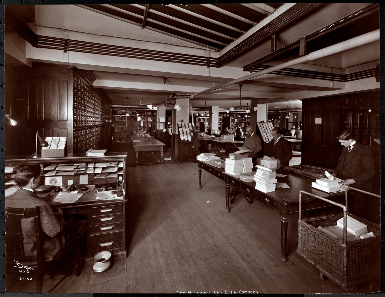 1907年にニューヨークの23rd StreetとMadison AvenueにあるMetropolitan Life Insurance Co.の仕分け室と思われる場所で働いている男性（銀ゼラチンプリント） 作： バイロンカンパニー