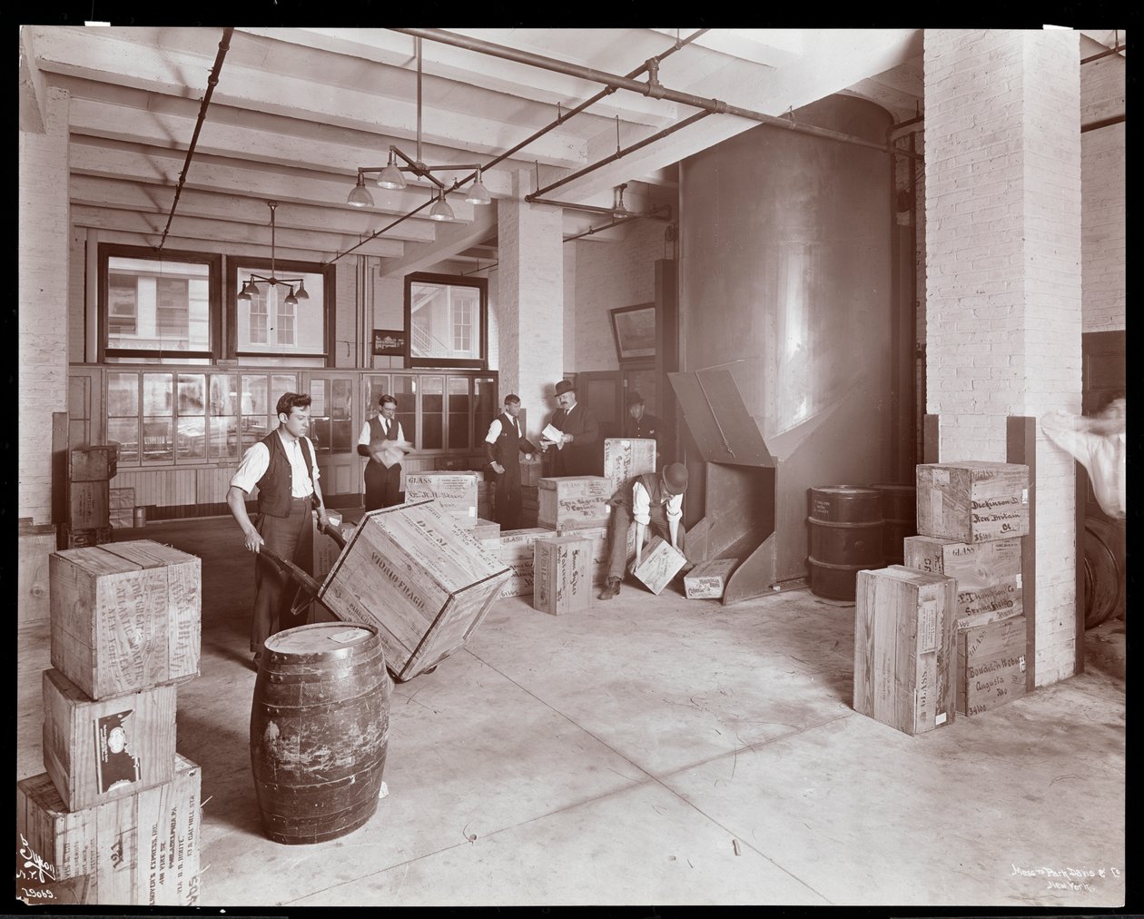 Parke、Davis und Co.、化学者、Hudson und Vestry Streets、ニューヨーク、1910年の海運部門で作業している男性（シルバーゼラチンプリント） 作： バイロンカンパニー