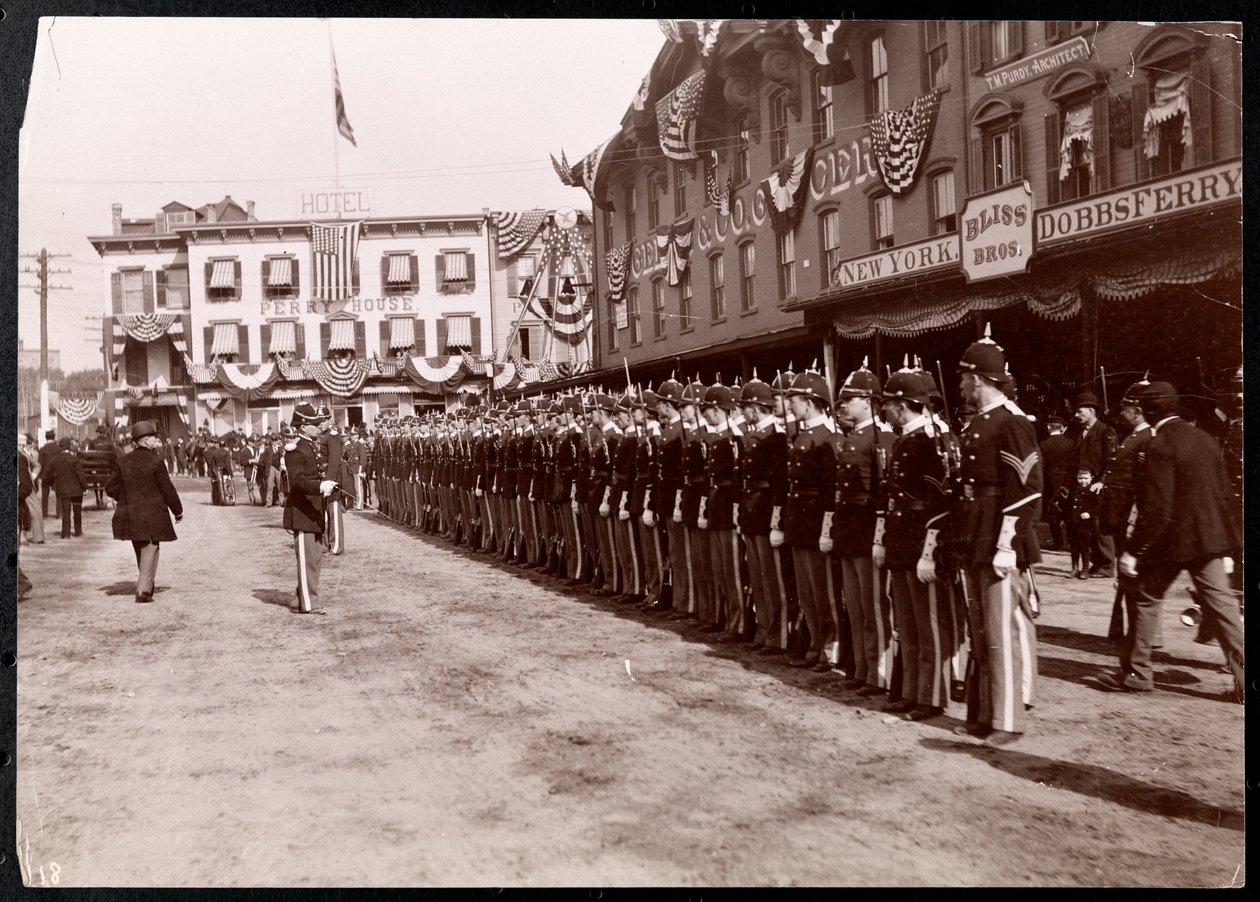 1898年、ニューヨークのドブスフェリーの路上にあるミリタリーラインナップ（シルバーゼラチンプリント） 作： バイロンカンパニー
