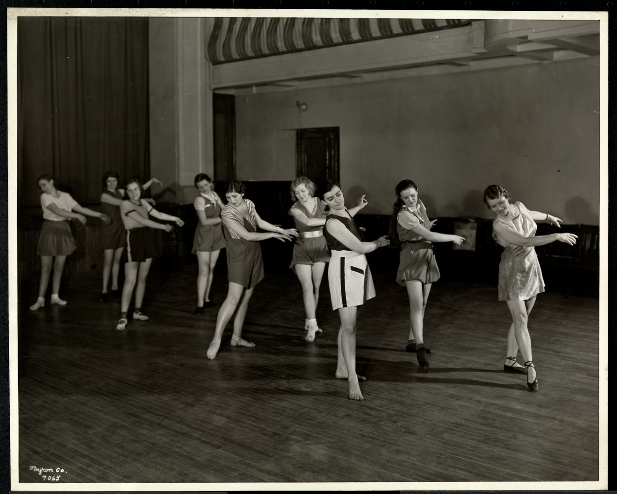 ディーン夫人とニューヨーク盲人協会の体育館で踊る8人の女の子、1935年ニューヨーク、111イースト59thストリート、1935年（銀ゼラチンプリント） 作： バイロンカンパニー