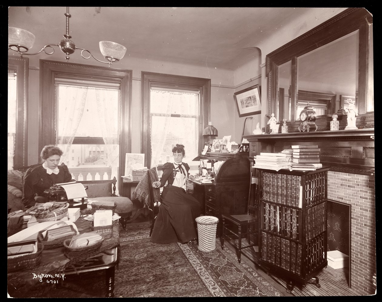 フローレンスクリントン夫人と彼女の家のタイピスト、1899年、ニューヨーク、320 West 102nd Street、ニューヨーク（シルバーゼラチンプリント） 作： バイロンカンパニー