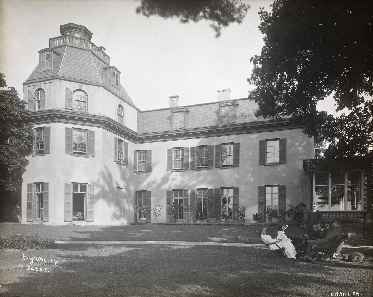 1907年、ニューヨーク州バリータウンのアスターチャンラー邸の前の芝生の椅子に座った人々（銀ゼラチンプリント） 作： バイロンカンパニー