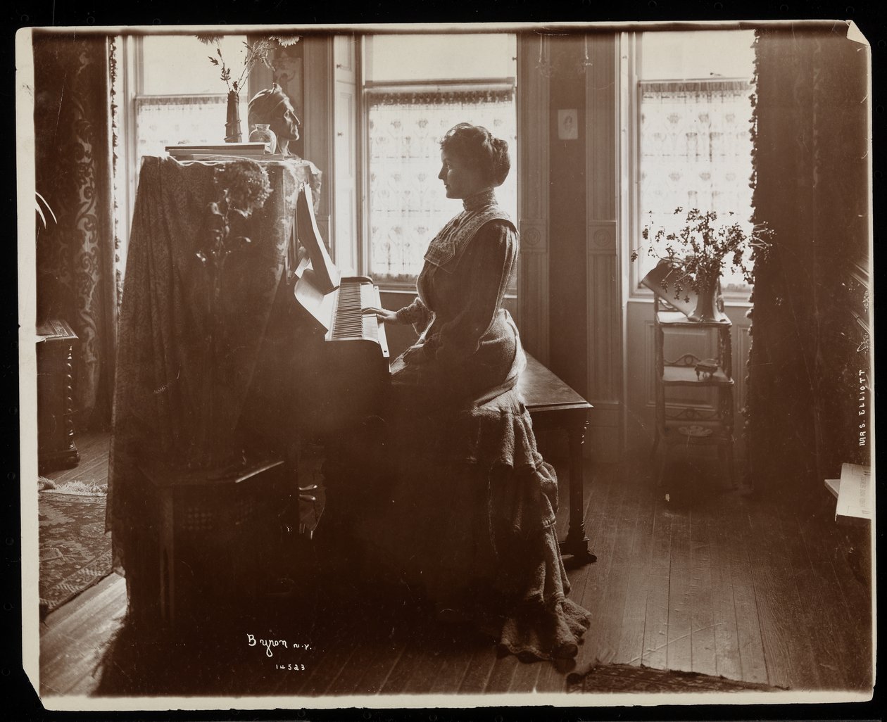 エリオット夫人またはピアノを弾く女性の親戚の肖像1902（銀ゼラチンプリント） 作： バイロンカンパニー