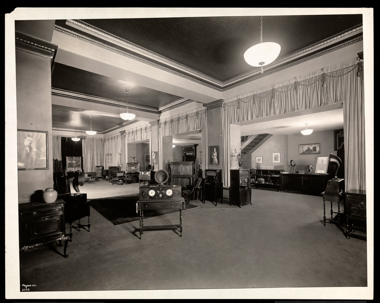 1924年、ニューヨーク、29 West 42nd Street、Aeolian CompanyのVocalion販売室の床に配置されたRadiolas（銀ゼラチンプリント） 作： バイロンカンパニー