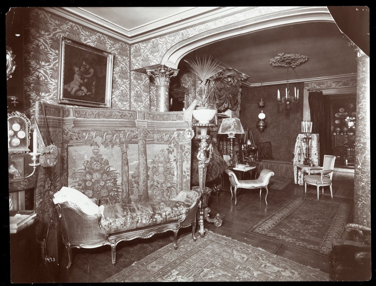 1895年または1896年にニューヨークの122 East 17th StreetにあるElsie de Wolfeの邸宅のリビングルーム（銀ゼラチンプリント） 作： バイロンカンパニー