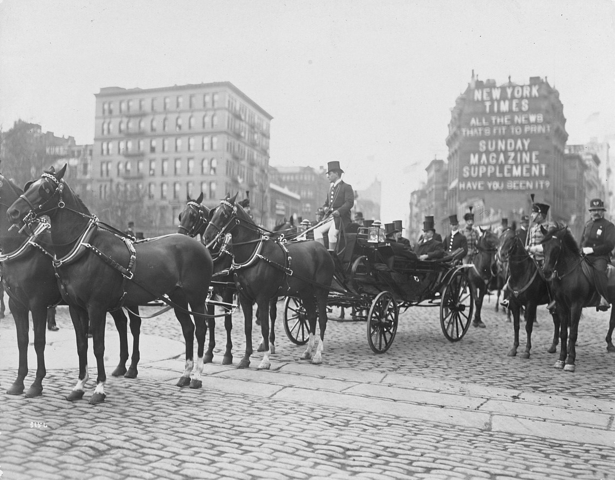 おそらく1897年4月27日、ニューヨークのリバーサイドドライブでのグラントの墓の奉納に関連する行列（銀ゼラチンプリント） 作： バイロンカンパニー