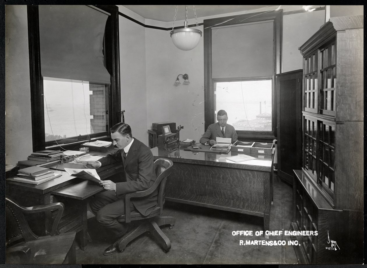 1916年または1917年にニューヨークのR.マルテンスウントカンパニーインクのチーフエンジニアのオフィスにいる2人の男性（銀ゼラチンプリント） 作： バイロンカンパニー