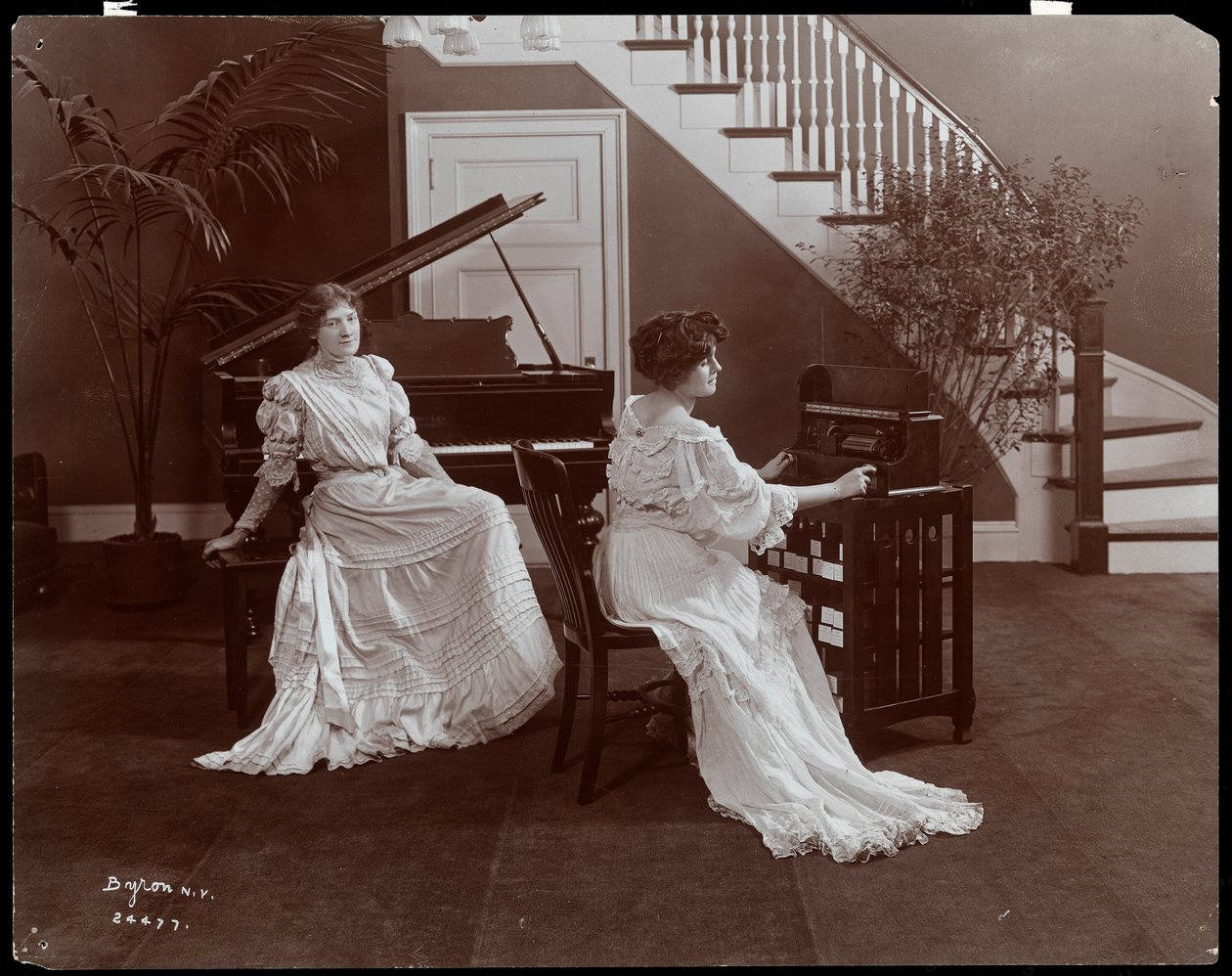 ピアノと録音機器を持った2人の女性、1907年（銀ゼラチンプリント） 作： バイロンカンパニー