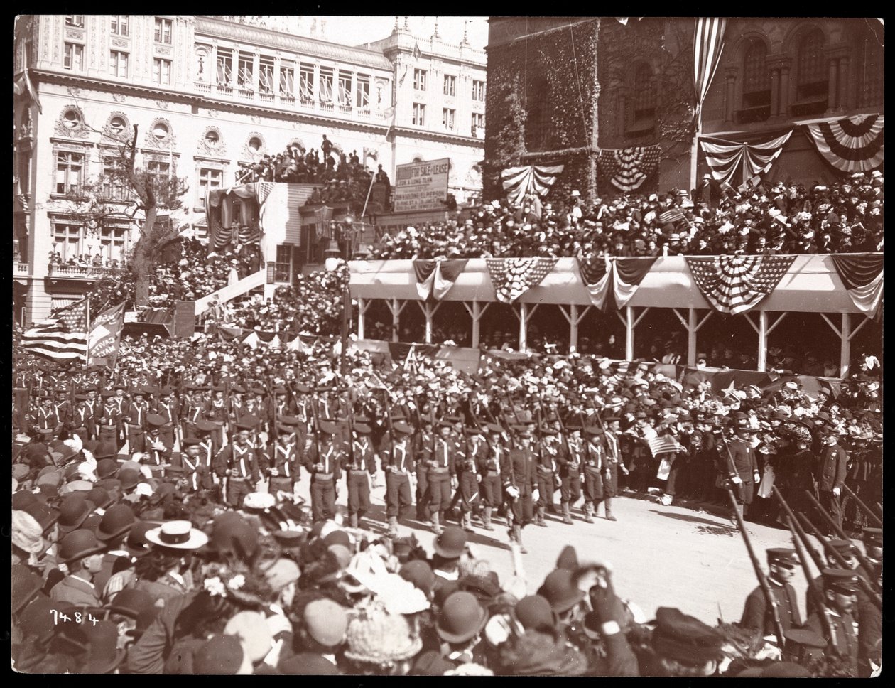 1899年にニューヨークのフィフスアベニューにあるデューイパレードで群衆と行進している軍隊の上からの眺め（1899年、銀ゼラチンプリント） 作： バイロンカンパニー