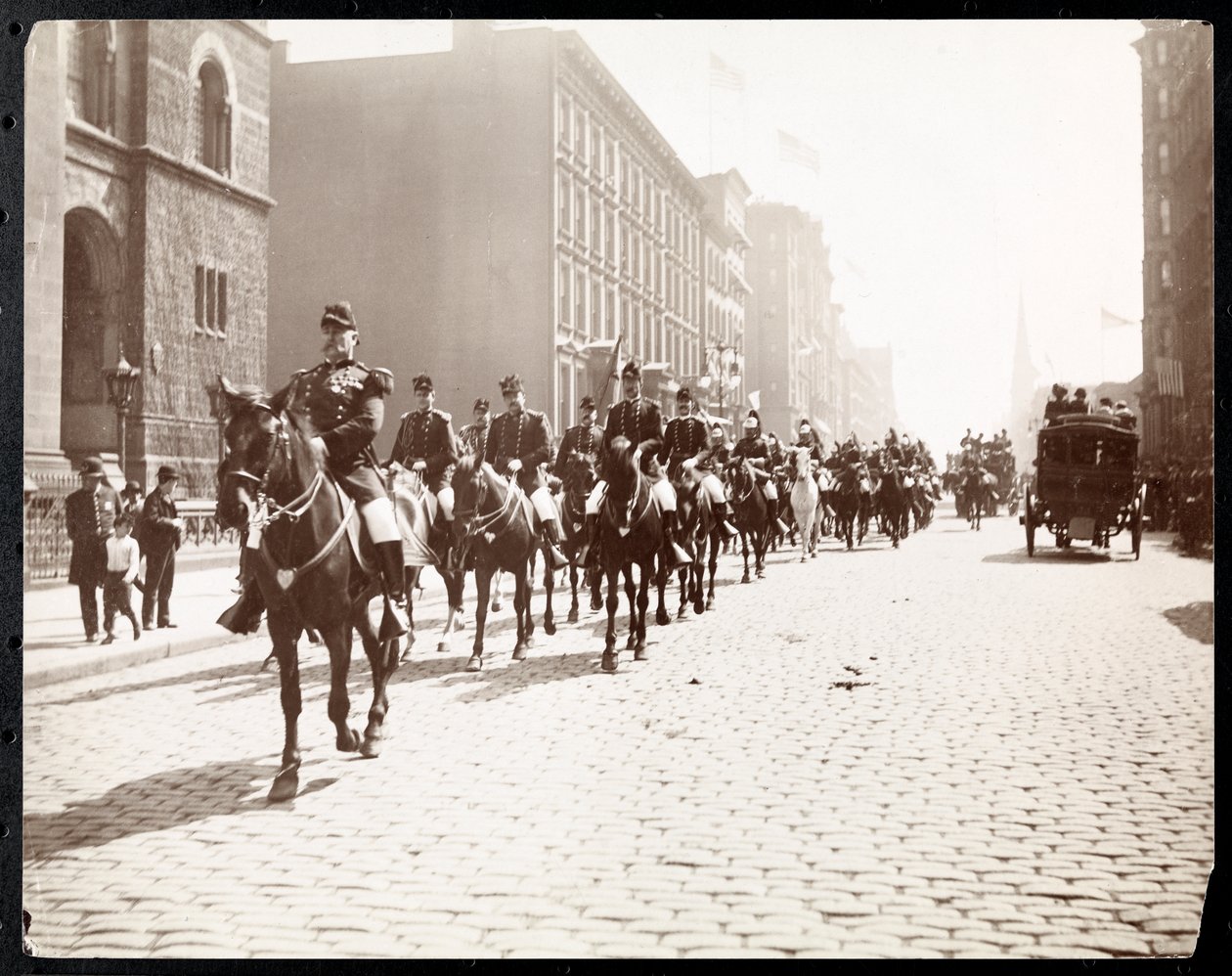 1909年ニューヨークの5番街にある総督のスタッフの乗馬パレードを指揮したマッカルピン将軍とジョンジェイコブアスターの様子（銀ゼラチンプリント） 作： バイロンカンパニー