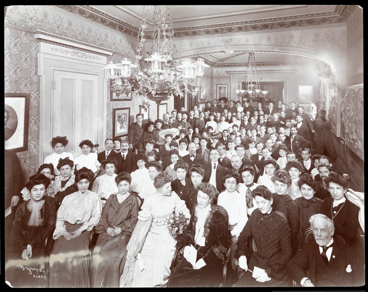 1904年ニューヨークの人民研究所の部屋にいる群衆の様子（銀ゼラチンプリント） 作： バイロンカンパニー