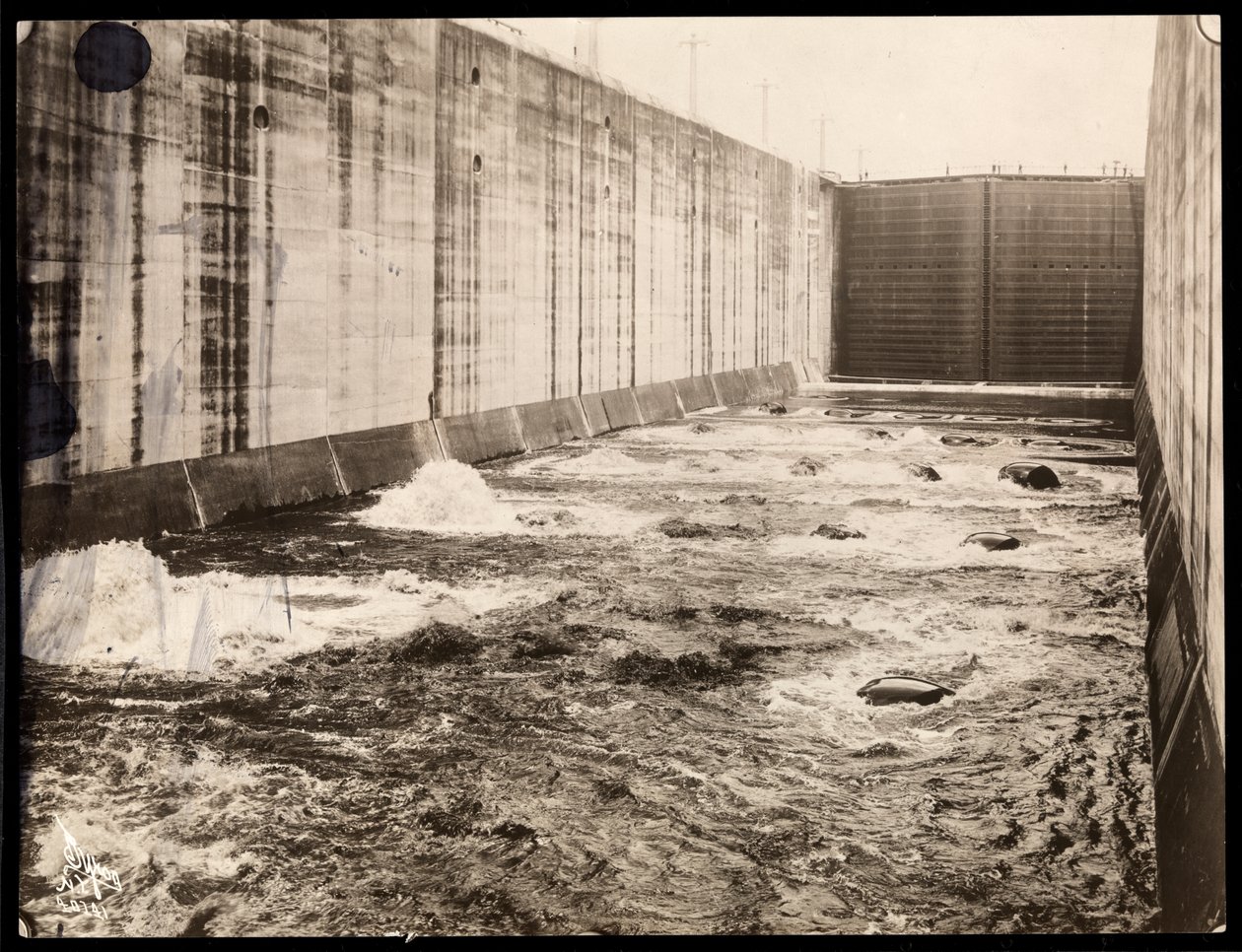1913年のパナマ運河の建設中の水門の様子（銀ゼラチンプリント） 作： バイロンカンパニー