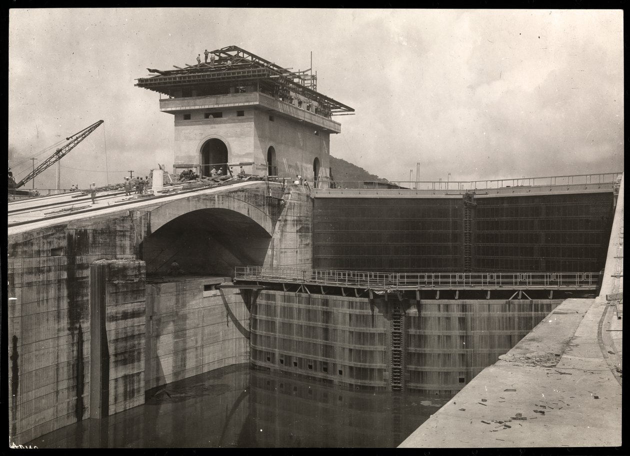 1912年または1913年にパナマ運河で建設中の水門の様子（銀ゼラチンプリント） 作： バイロンカンパニー