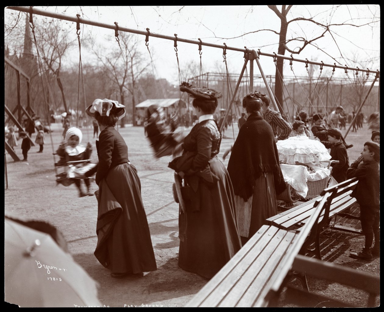 1904年ニューヨークのアーバーデーに、トンプキンススクエアパークのブランコで子供たちを押す女性の様子（シルバーゼラチンプリント） 作： バイロンカンパニー