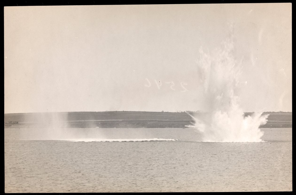 1913年のパナマ運河の建設中の水面から水が上昇している水中爆発の様子（銀ゼラチンプリント） 作： バイロンカンパニー