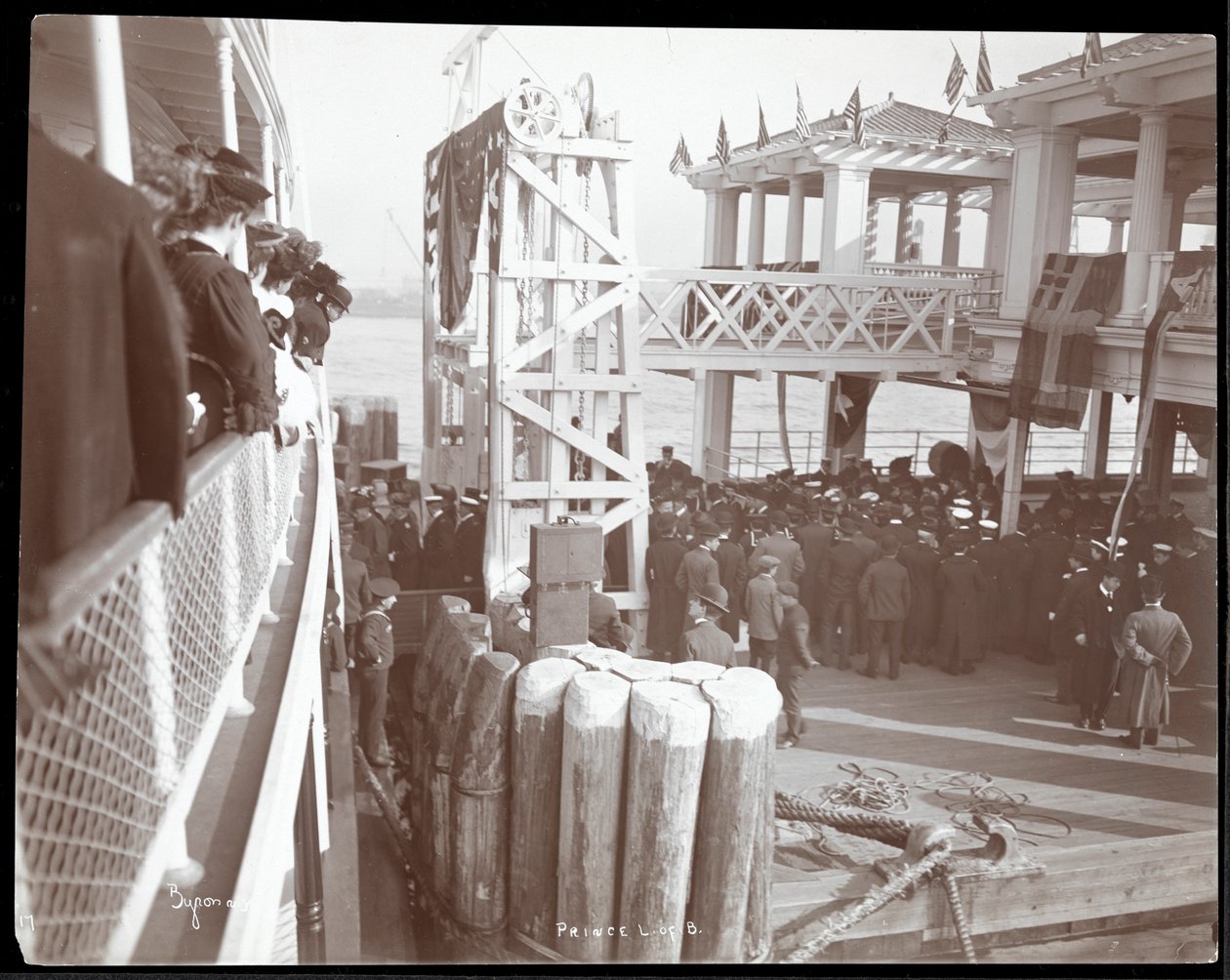 1905年にバッテンベルクのルイ王子が訪れたときのCWモースとハドソン川の42丁目ドックの群集の眺め（銀ゼラチンプリント） 作： バイロンカンパニー