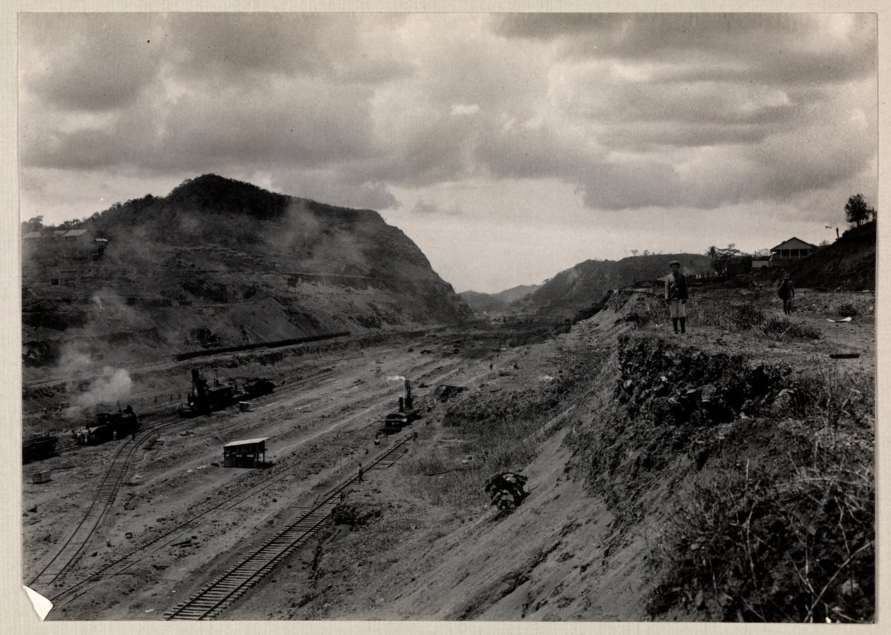 1912年または1913年に建設されたパナマ運河の設備と線路の様子（銀ゼラチンプリント） 作： バイロンカンパニー