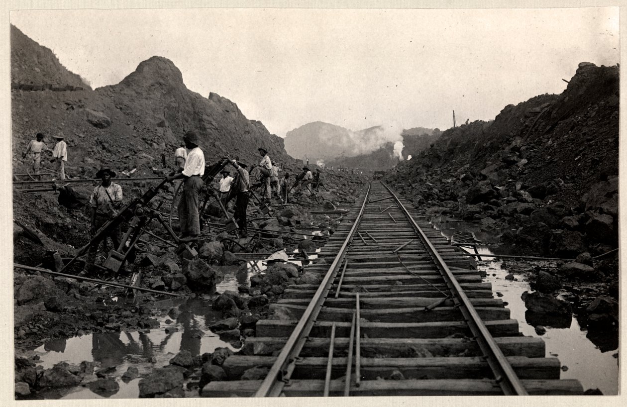 1912年または1913年にトレンチを鉄道線路でパナマ運河を掘っている労働者のビュー（シルバーゼラチンプリント） 作： バイロンカンパニー